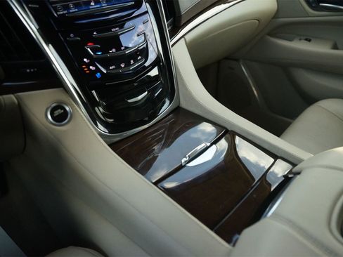 Used 2017 Cadillac Escalade Luxury RWD image 31