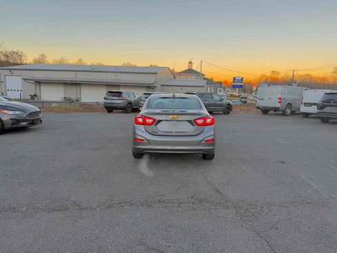 Used 2018 Chevrolet Cruze LT w/ Convenience Package image 6