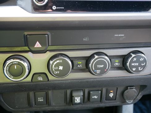 Used 2020 Toyota Tacoma TRD Off-Road AWD/4WD image 23