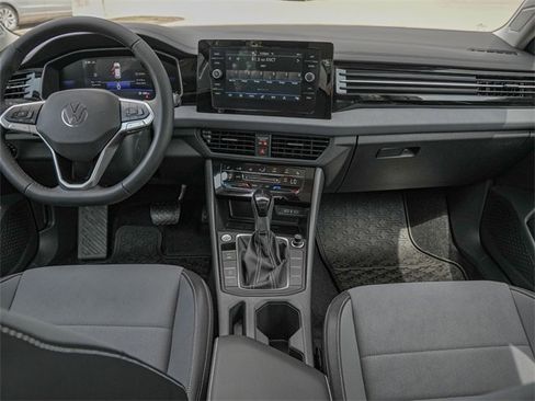 Certified 2025 Volkswagen Jetta SE image 18