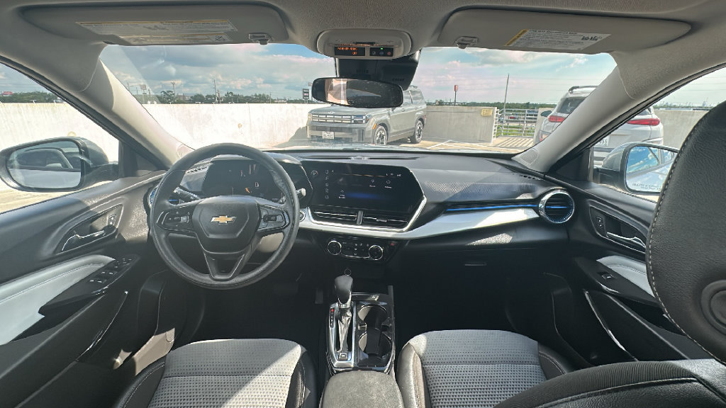 Used 2025 Chevrolet Trax LT FWD image 21