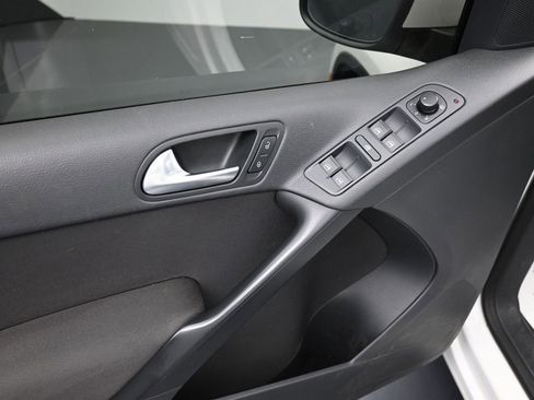 Used 2014 Volkswagen Tiguan S image 10