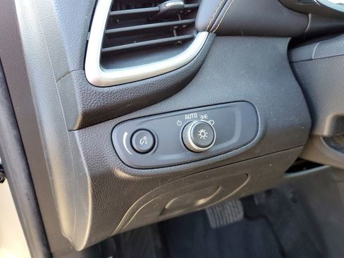 Used 2019 Chevrolet Trax LT w/ LT Convenience Package image 9