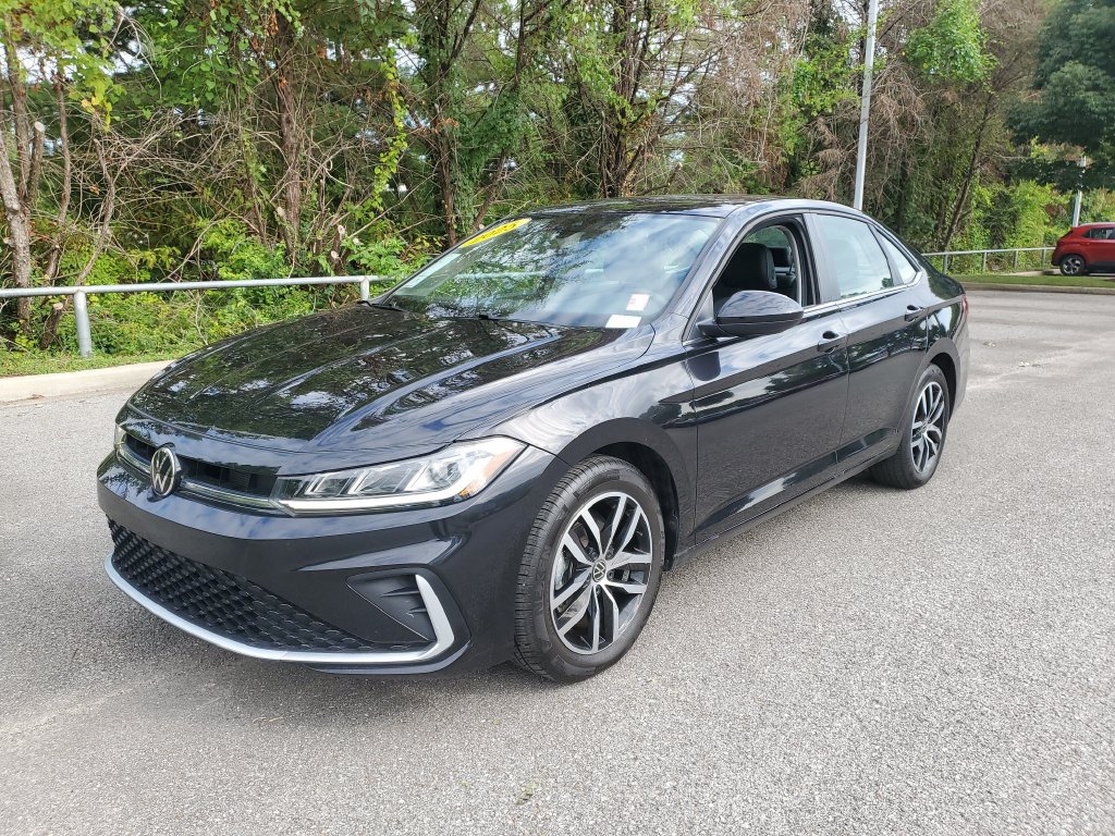 Used 2025 Volkswagen Jetta SE FWD image 2