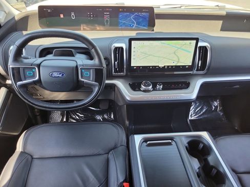Used 2025 Ford Expedition Platinum AWD/4WD image 4