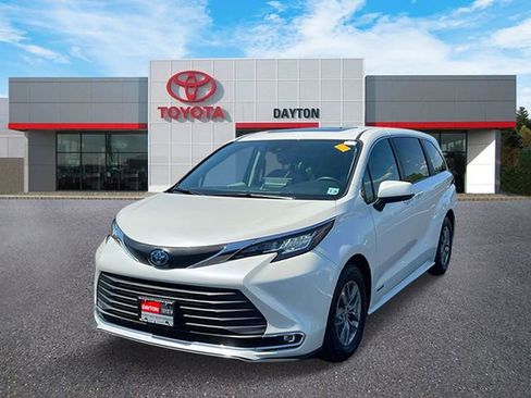 Used 2021 Toyota Sienna XLE AWD/4WD image 2