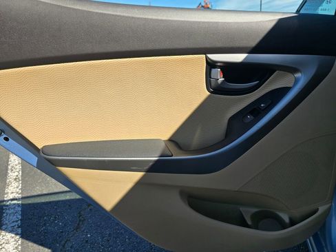 Used 2012 Hyundai Elantra Limited image 18