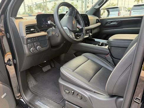 Used 2025 Chevrolet Suburban Premier AWD/4WD image 13