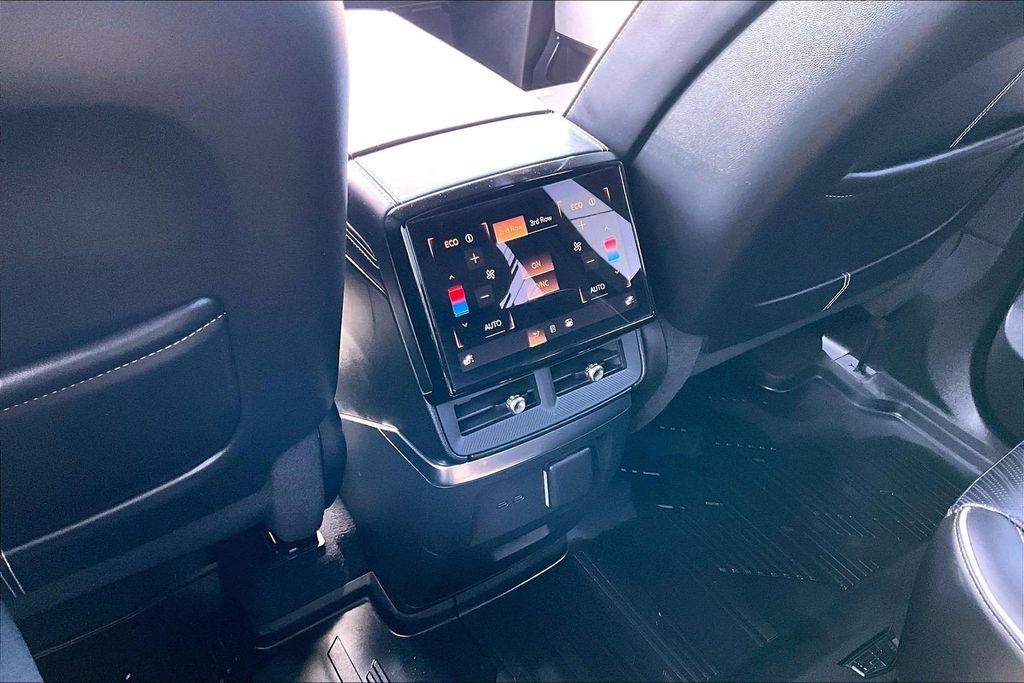 Certified 2026 Cadillac Vistiq Platinum w/ LPO, Floor Liner Package AWD/4WD image 10