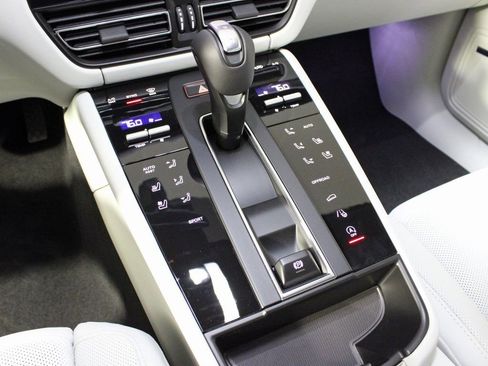 Certified 2025 Porsche Macan image 30