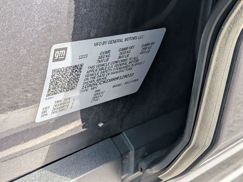 Used 2024 Chevrolet Suburban LT RWD image 37