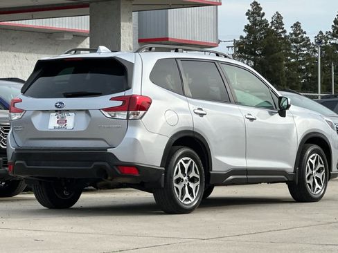 Used 2023 Subaru Forester Premium image 3