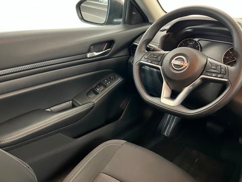 Used 2025 Nissan Altima 2.5 SV FWD image 12