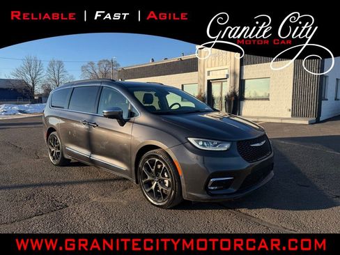 Used 2022 Chrysler Pacifica Limited image 1