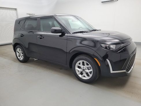 Used 2025 Kia Soul LX image 11