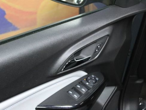 Used 2025 Chevrolet Trax LT FWD image 13
