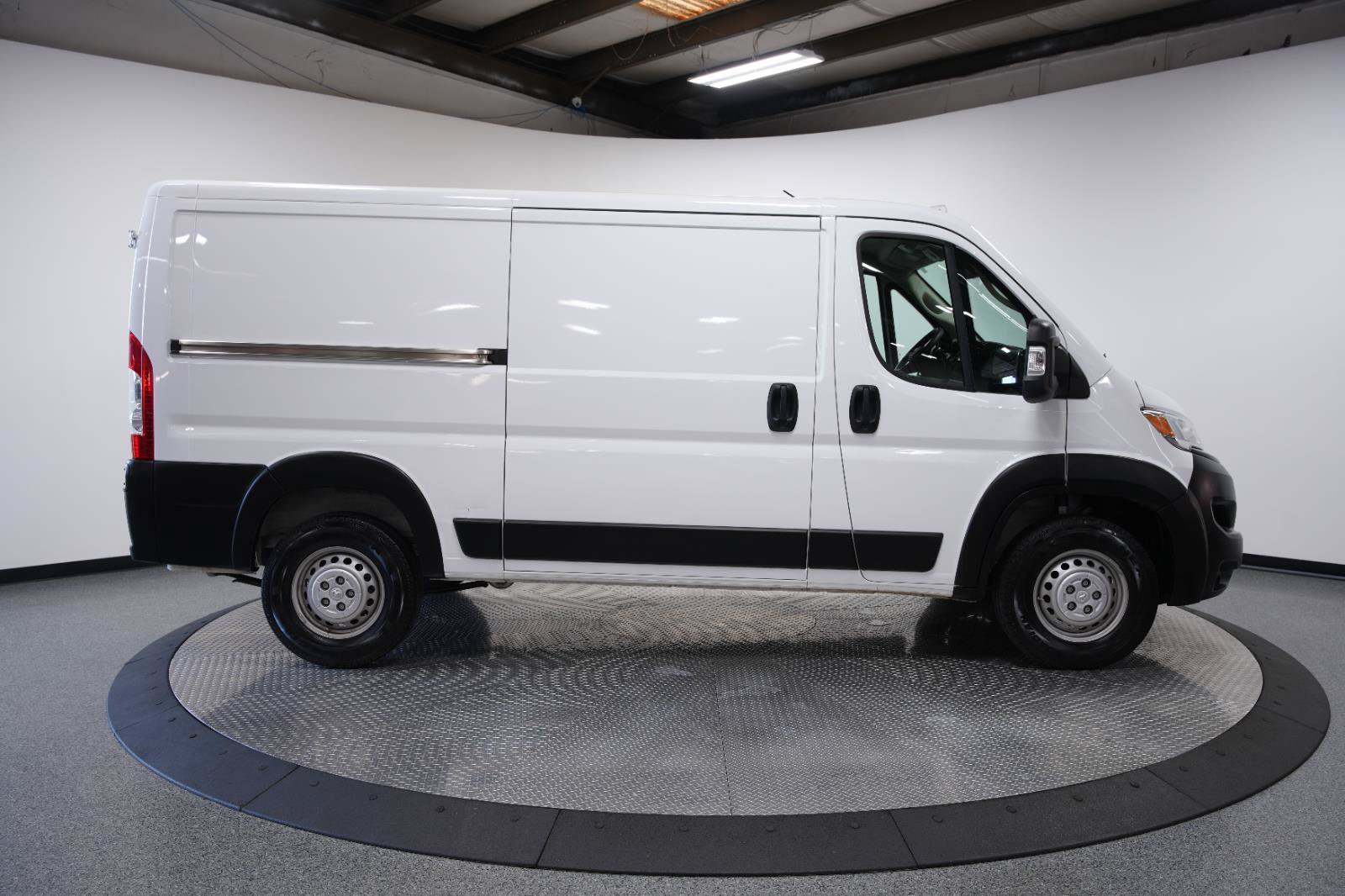 Used 2025 RAM ProMaster 2500 w/ Convenience Group FWD image 9