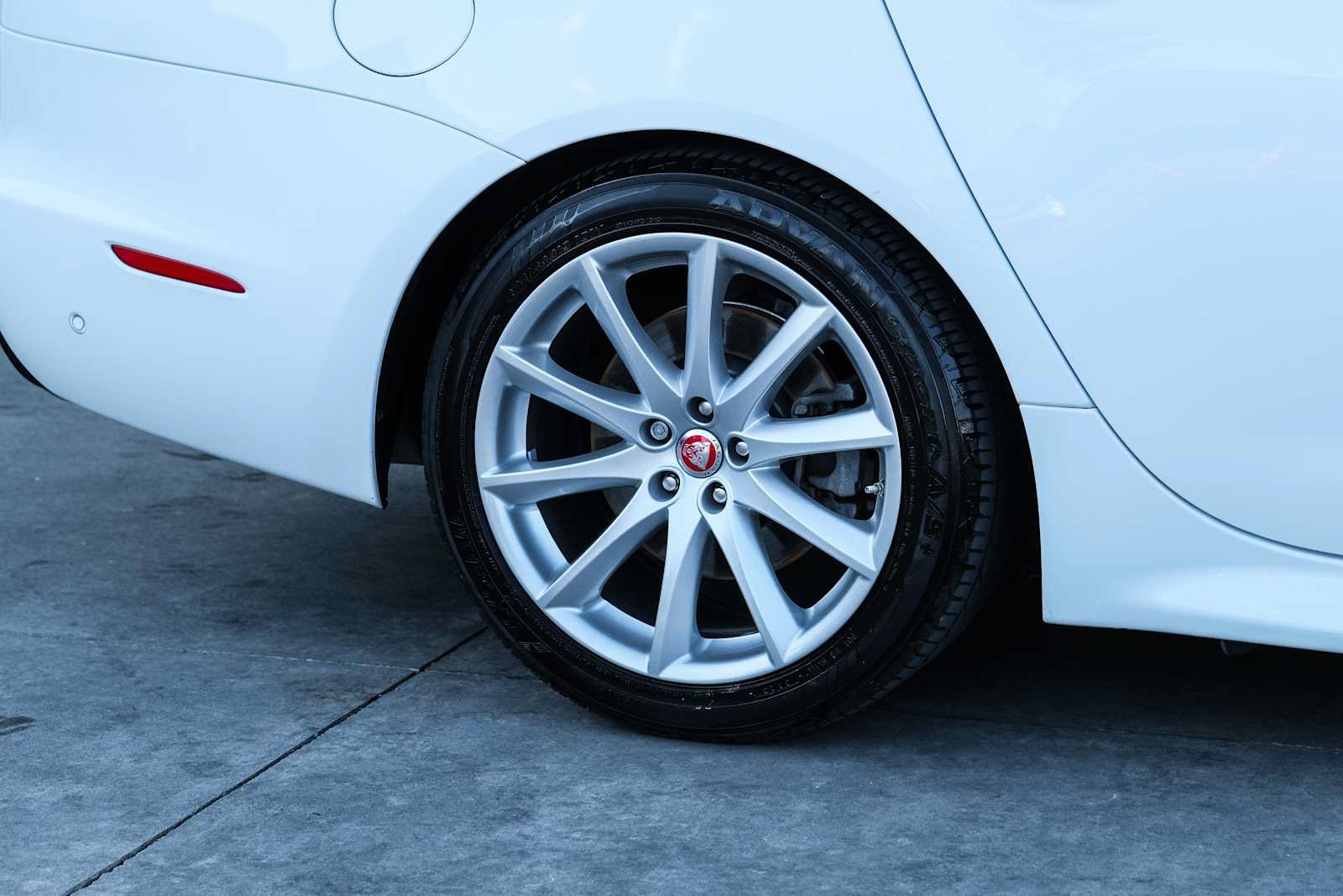Used 2017 Jaguar XJ R-Sport RWD image 9