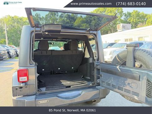 Used 2016 Jeep Wrangler Unlimited Sahara w/ Dual Top Group AWD/4WD image 10