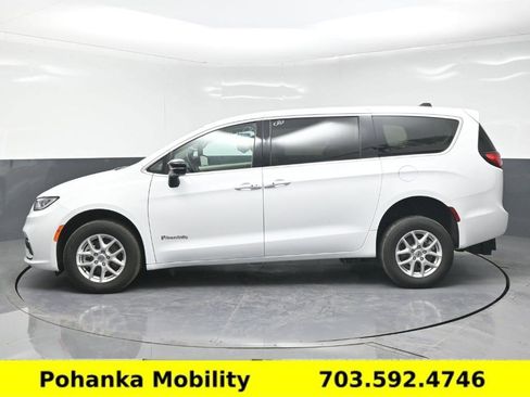 Used 2024 Chrysler Pacifica Touring-L image 21