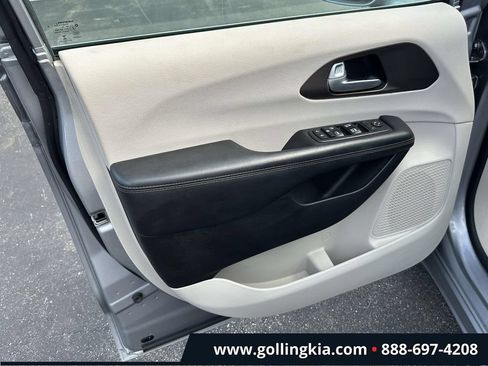 Used 2017 Chrysler Pacifica Touring-L w/ Tire & Wheel Group FWD image 14