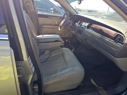 Used 2004 Lincoln Town Car Signature RWD image 9