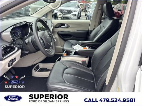 Used 2024 Chrysler Pacifica Touring-L FWD image 16
