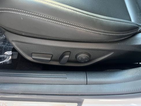 Used 2025 Genesis G70 2.5T image 29