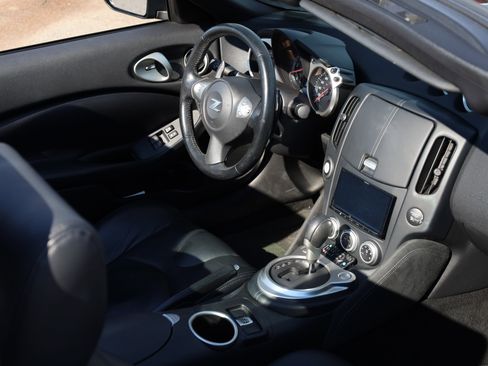 Used 2017 Nissan 370Z Touring image 23