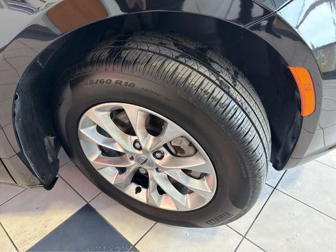 Used 2024 Chrysler Pacifica Touring-L AWD/4WD image 7
