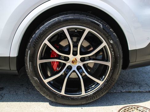 Used 2024 Porsche Cayenne S AWD/4WD image 40