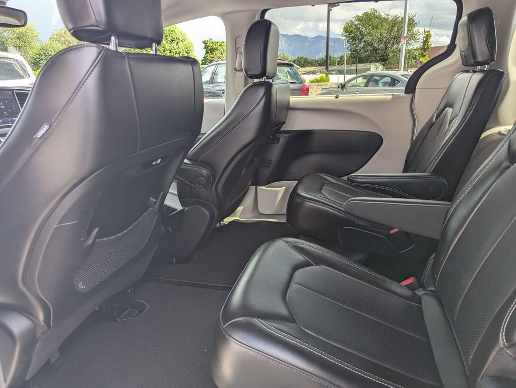 Used 2024 Chrysler Pacifica Touring-L FWD image 30