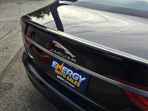 Used 2022 Jaguar XF R-Dynamic SE image 17