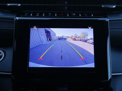 Used 2025 Jeep Grand Cherokee Laredo AWD/4WD image 4