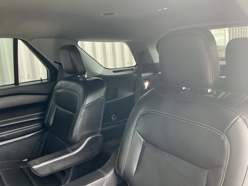 Used 2022 Ford Explorer XLT w/ Equipment Group 202A AWD/4WD image 18