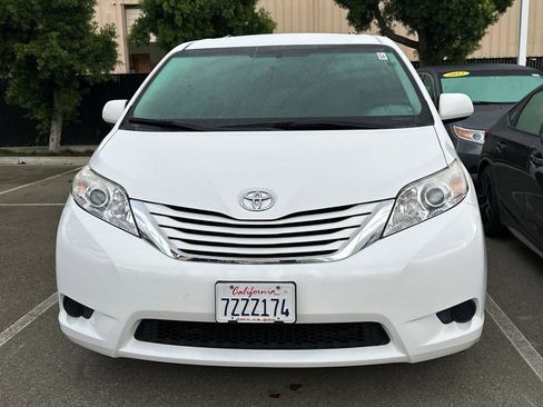 Used 2017 Toyota Sienna LE image 5