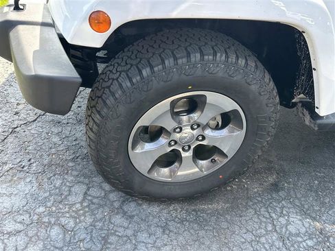 Used 2018 Jeep Wrangler Sahara w/ Connectivity Group AWD/4WD image 6