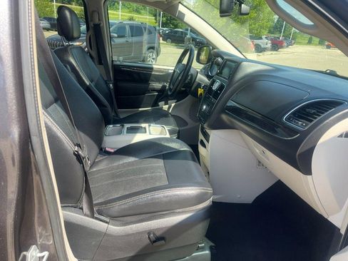 Used 2016 Chrysler Town & Country Touring-L image 11