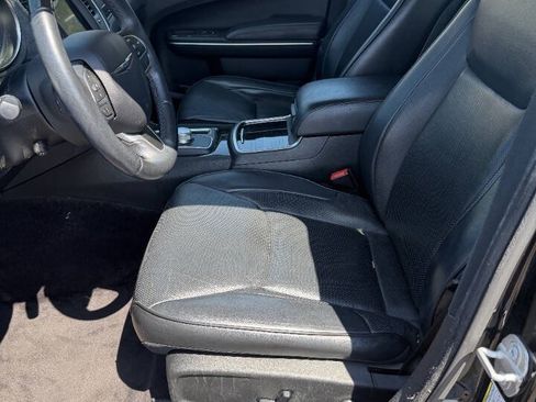 Used 2017 Chrysler 300 C RWD image 3