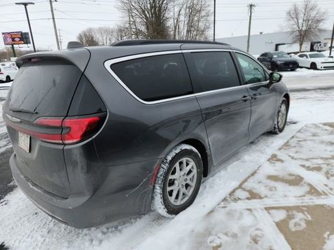 Used 2022 Chrysler Pacifica Touring-L image 4