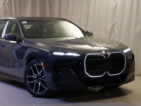 Used 2026 BMW 760i xDrive w/ Executive Package AWD/4WD image 2
