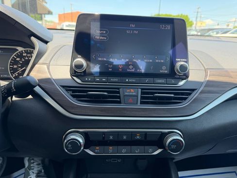 Used 2024 Nissan Altima 2.5 SV FWD image 12