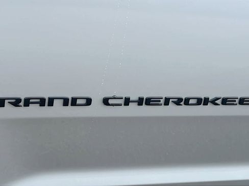 New 2025 Jeep Grand Cherokee Altitude image 28