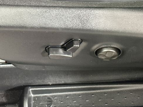 Used 2025 Chrysler Pacifica Select FWD image 13