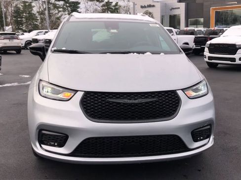 New 2026 Chrysler Pacifica Select image 3