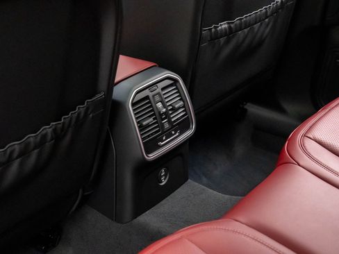 New 2026 Porsche Macan image 19