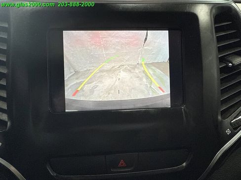 Used 2019 Jeep Cherokee Latitude Plus w/ Cold Weather Group image 5