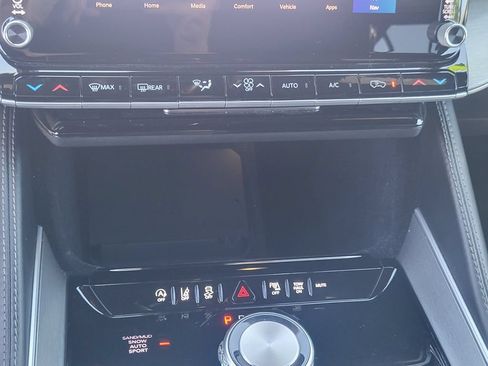 Used 2025 Jeep Wagoneer 4WD image 23