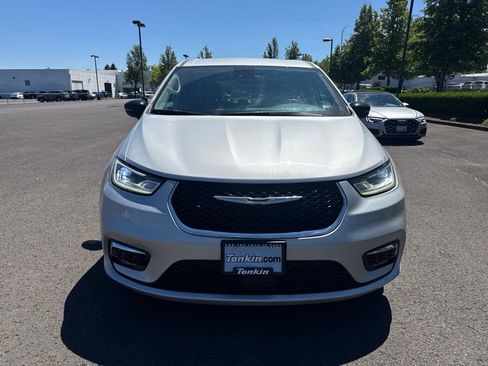 Used 2024 Chrysler Pacifica Touring-L FWD image 2