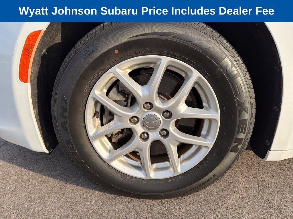 Used 2020 Chrysler Pacifica Touring FWD image 2